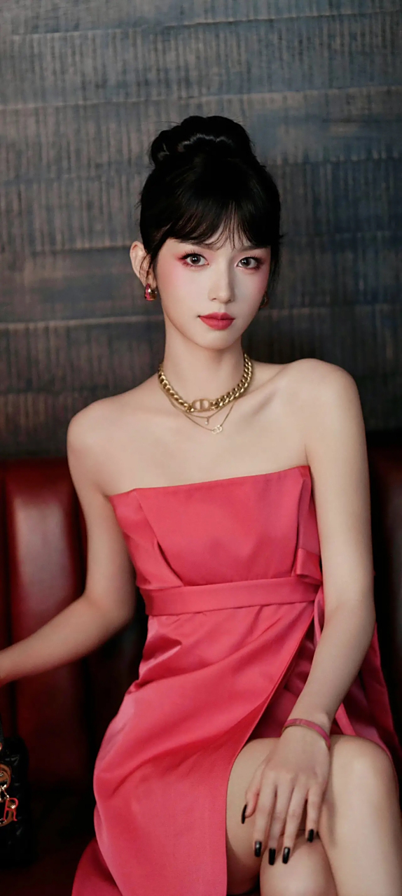 周也粉色抹胸裙好似清冷美人!