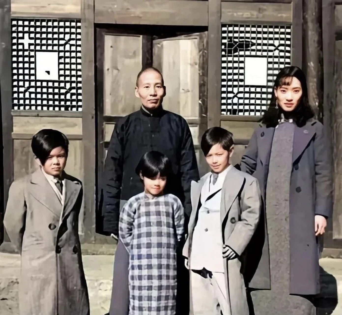 民国时期的地主一家合影!