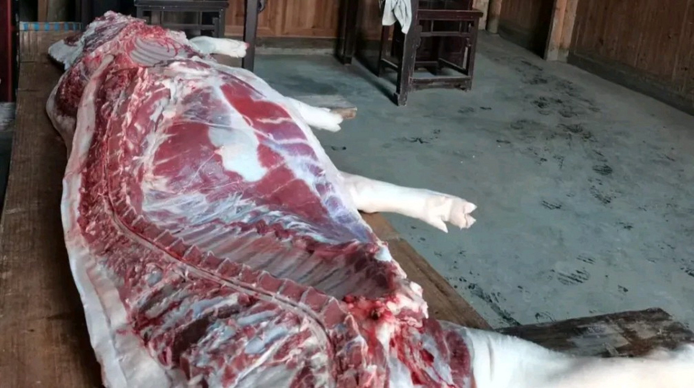 大侄子今天宰猪,我要了15斤猪肉,按市场20元一斤算,我立刻给侄子转了