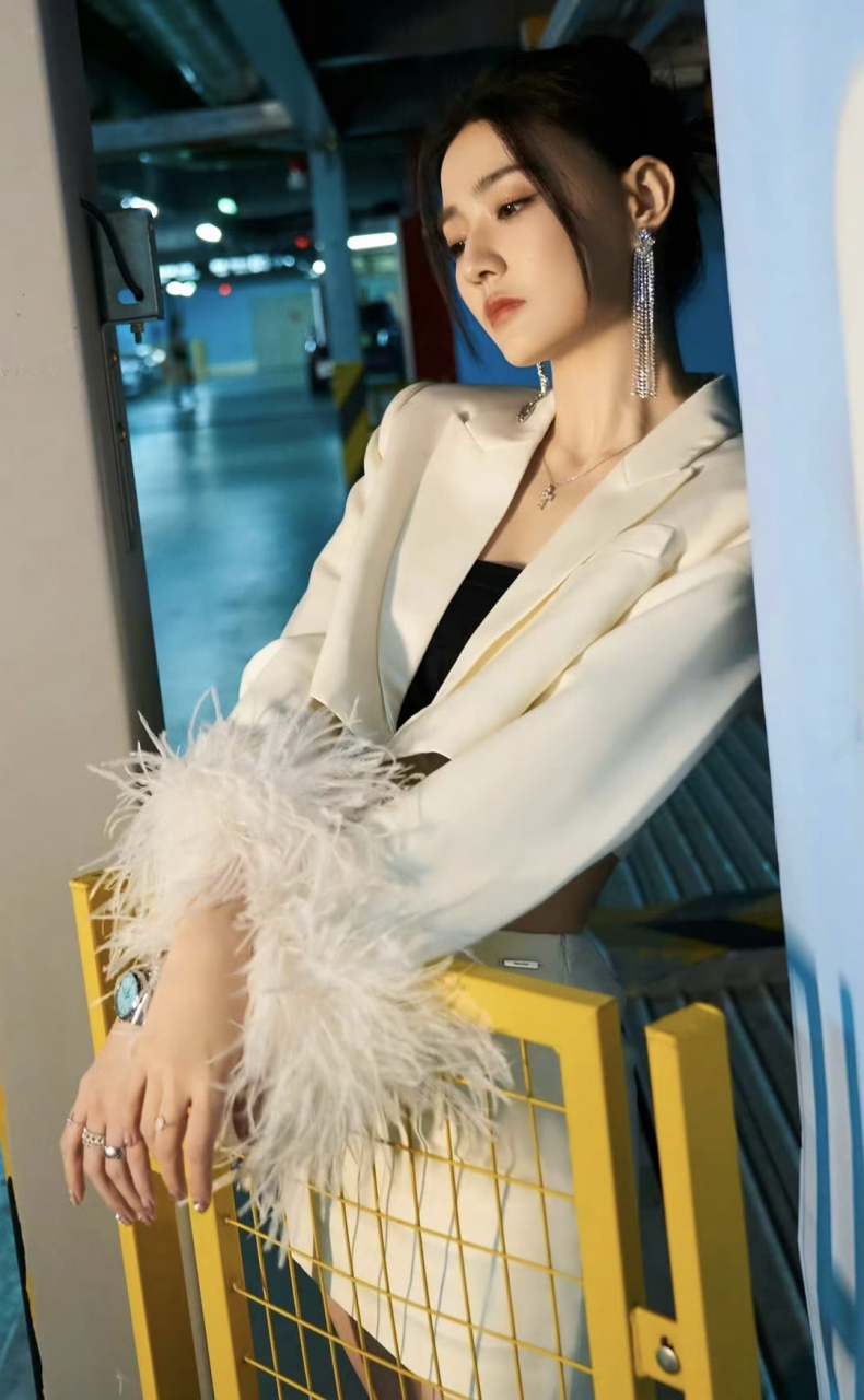 徐璐美腿性感小蛮腰惹人爱