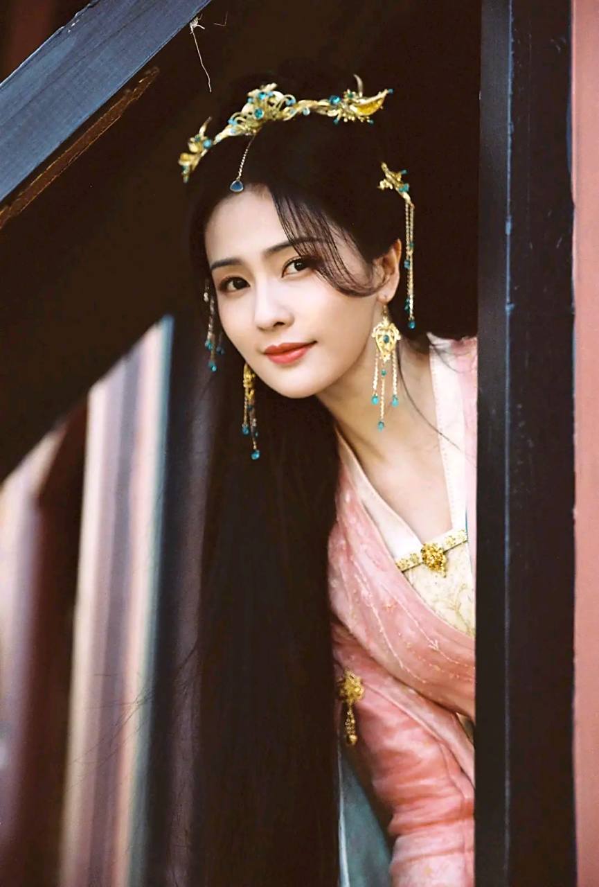 #古典国风美人# #明星古风造型# #白鹿# 白鹿长月烬明粉衣美照分享