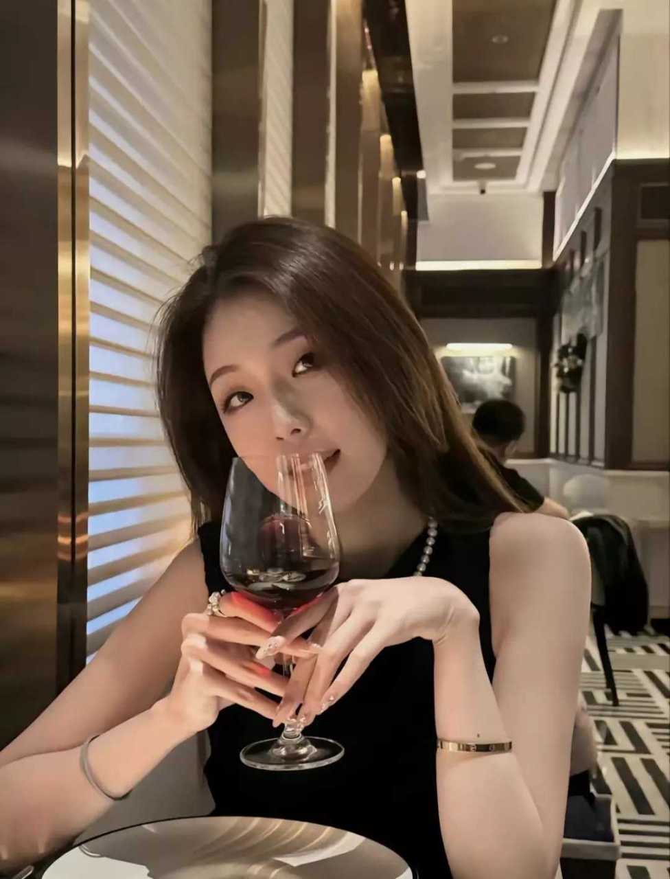 红粉佳人和红酒佳人