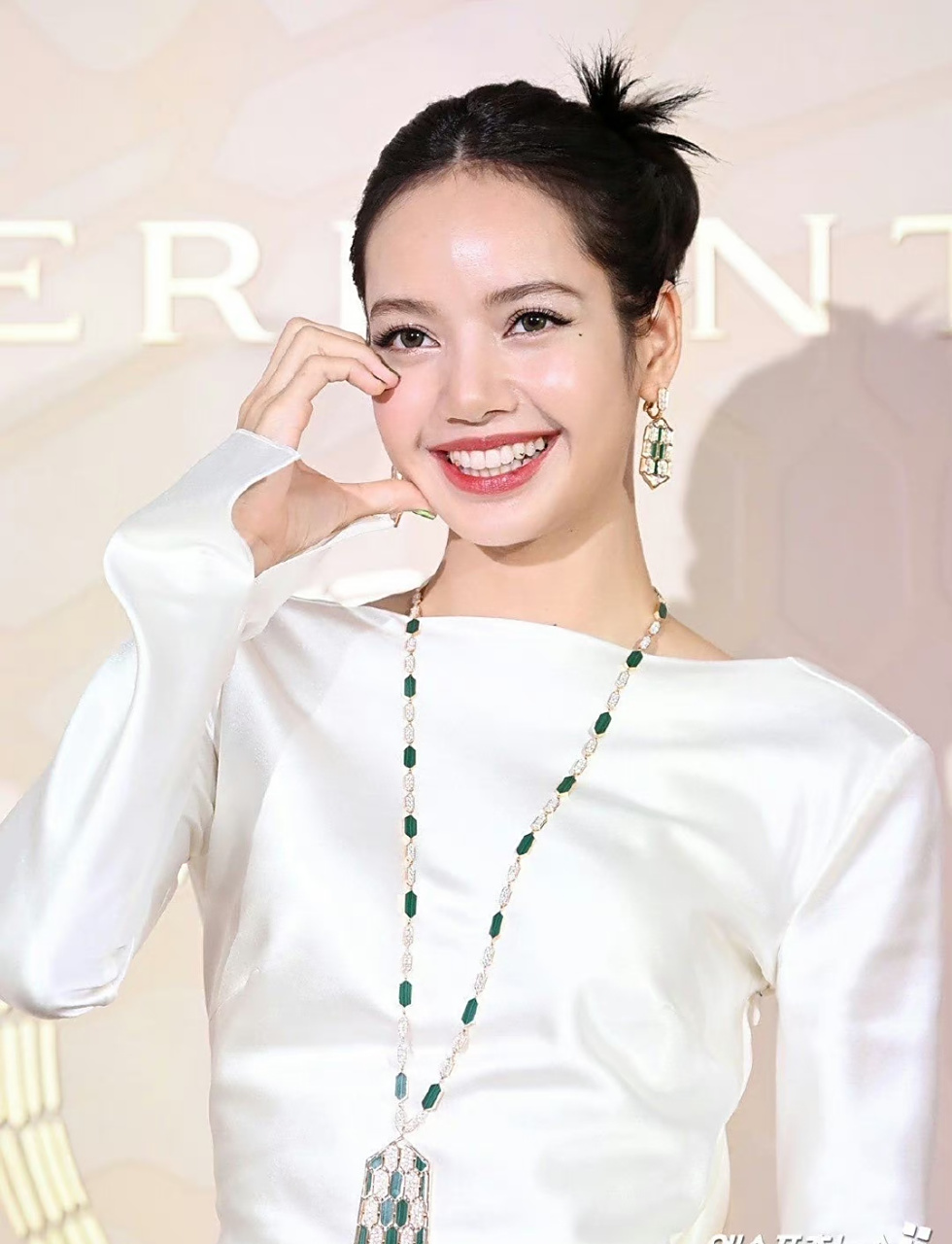 不过小编觉得,还是舞台上的lisa更美丽[捂脸]#娱乐