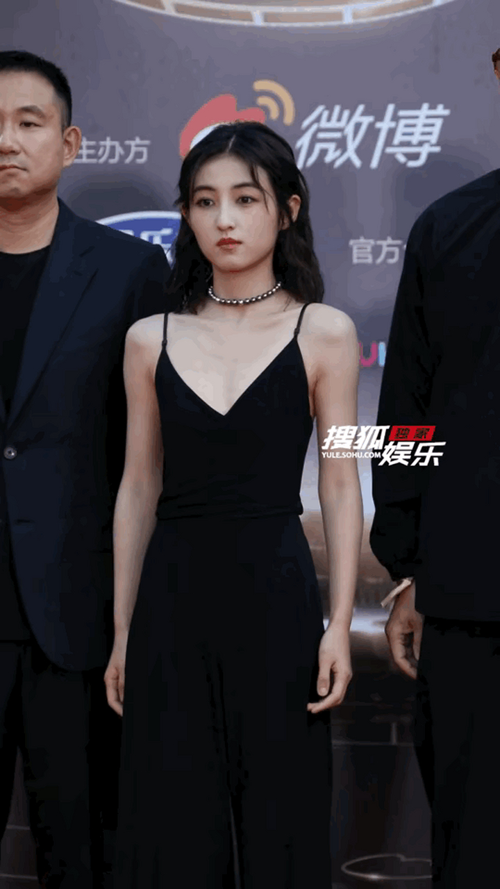 张子枫# 张子枫微博之夜造型来了～  小烟熏 吊带阔腿裤一整个飒琢怂