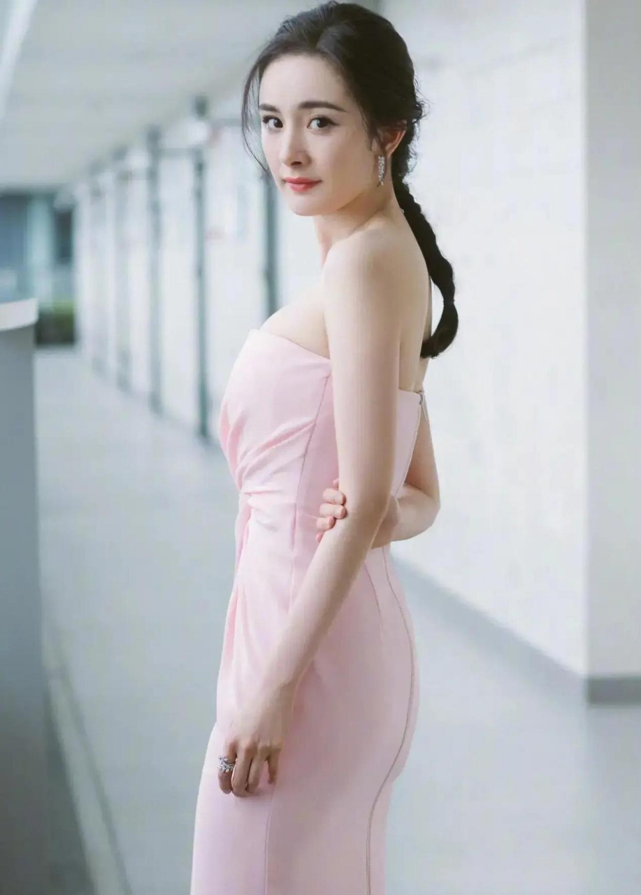 杨幂# 杨幂大美女一个,粉色抹胸礼服优雅大方,好身材一览无余,真的是