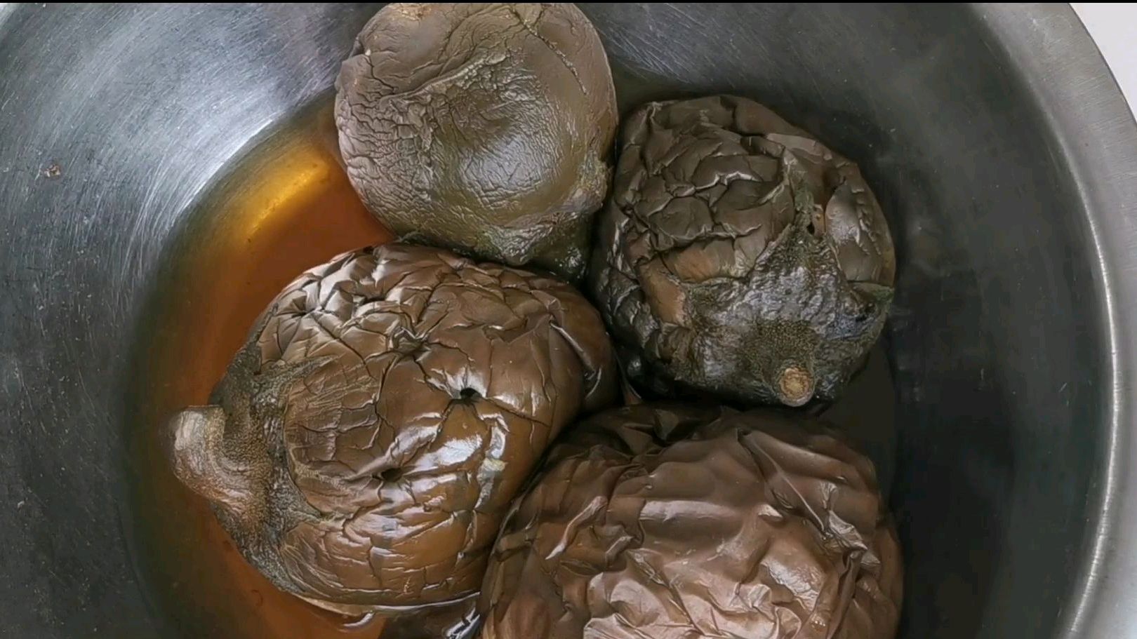 老家摘茄子,做成韭茄,冰箱冷藏,随吃随取,是早餐不错的小菜