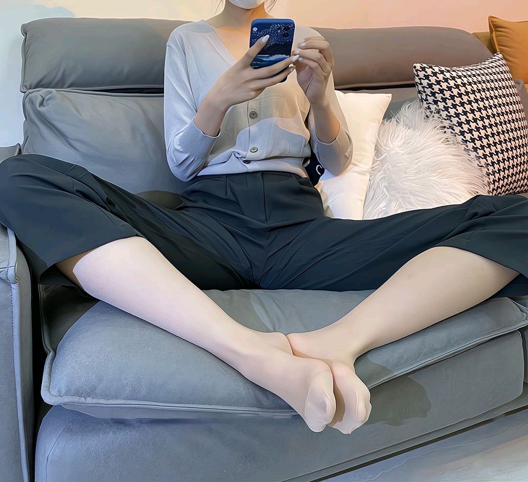 经典西裤搭配肉色薄款打底裤