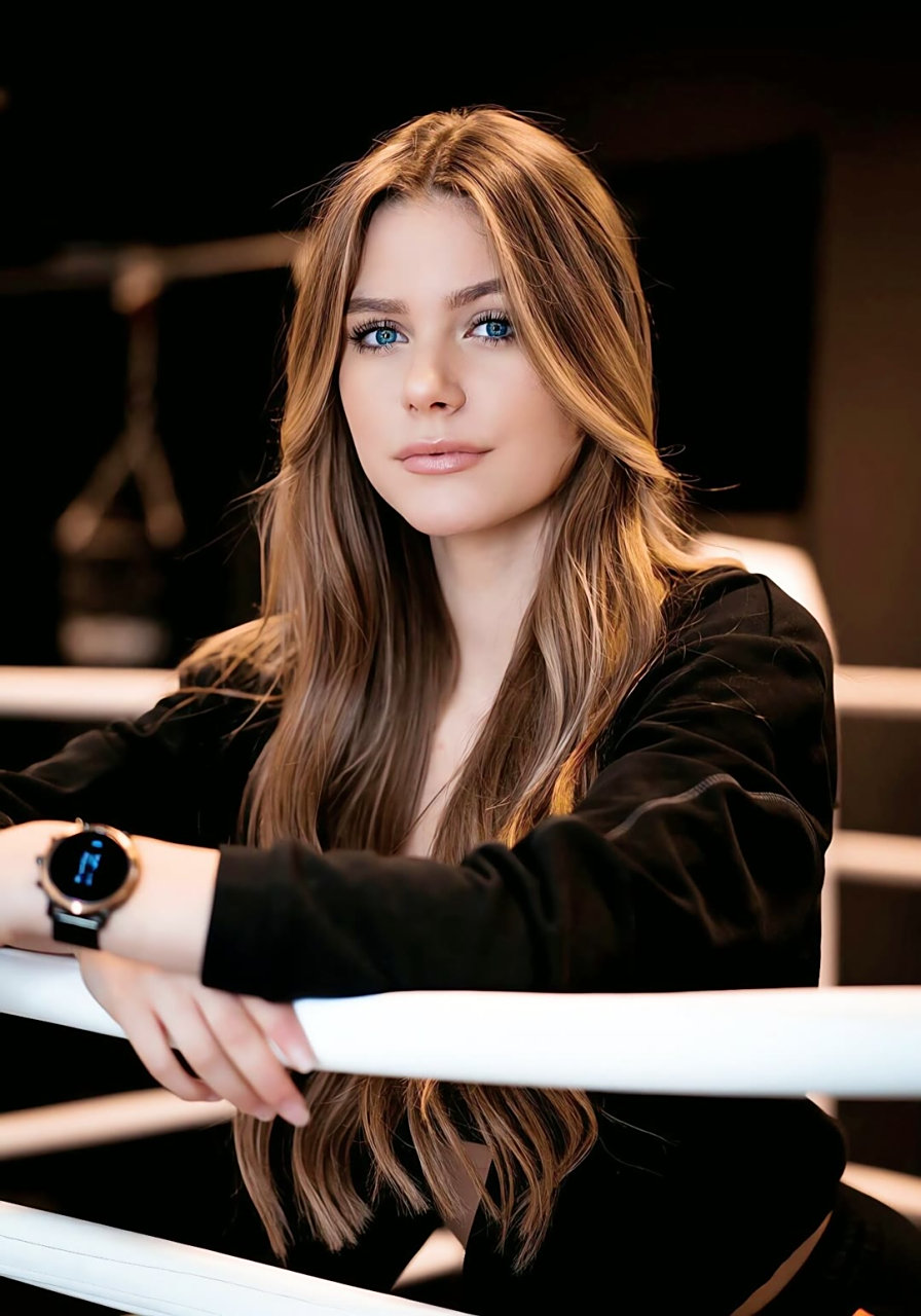 卡米拉·莫罗 是来自阿根廷的女演员,身材高挑有型,是"小李子"莱昂纳