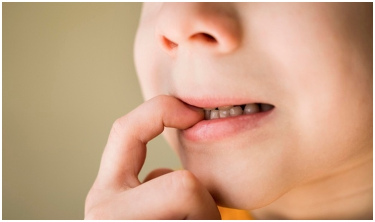 孩子为什么喜欢咬指甲,应该如何应对?