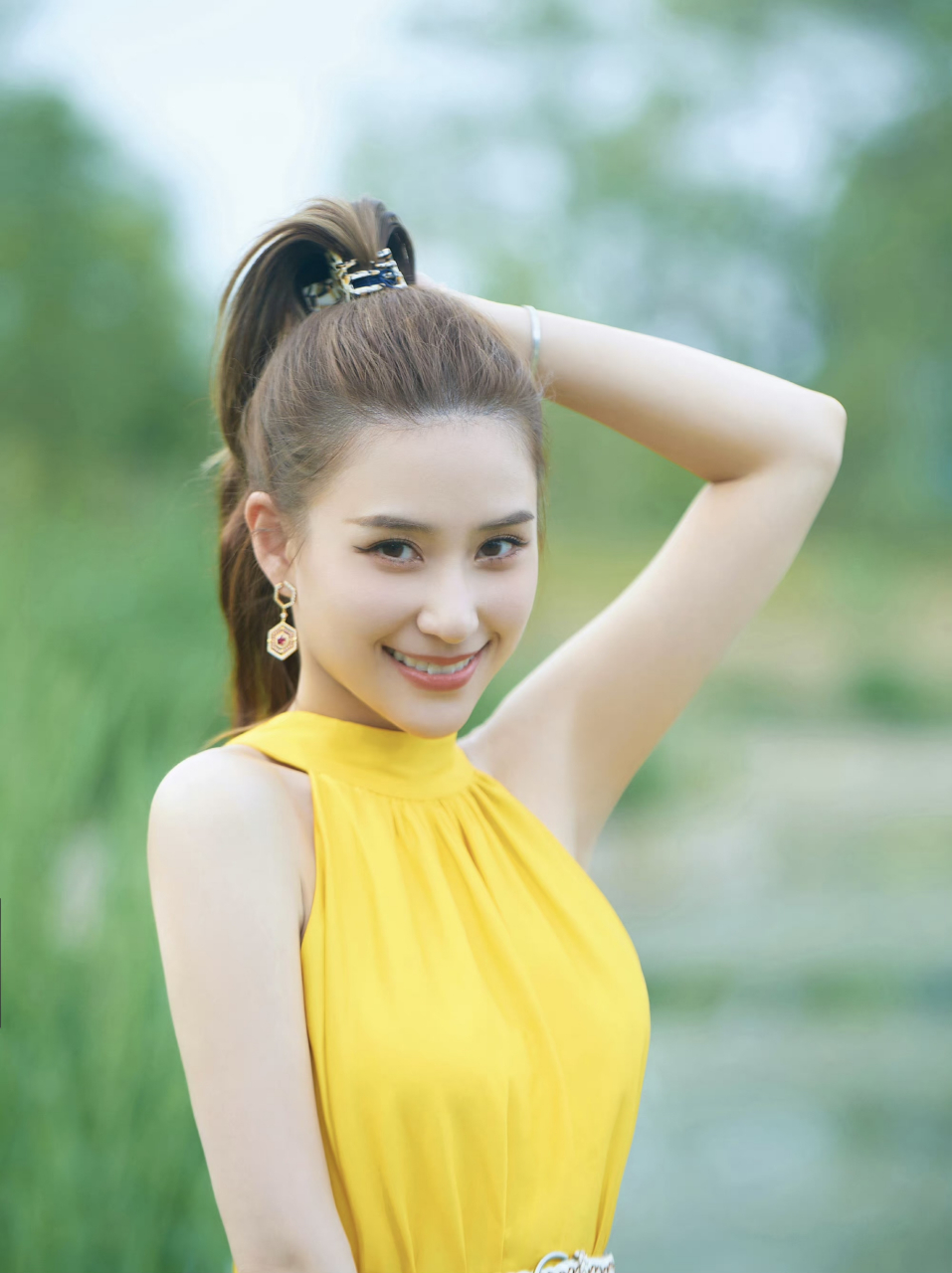 穿明黄色连衣裙的何超莲,好像童话里的贝儿公主!