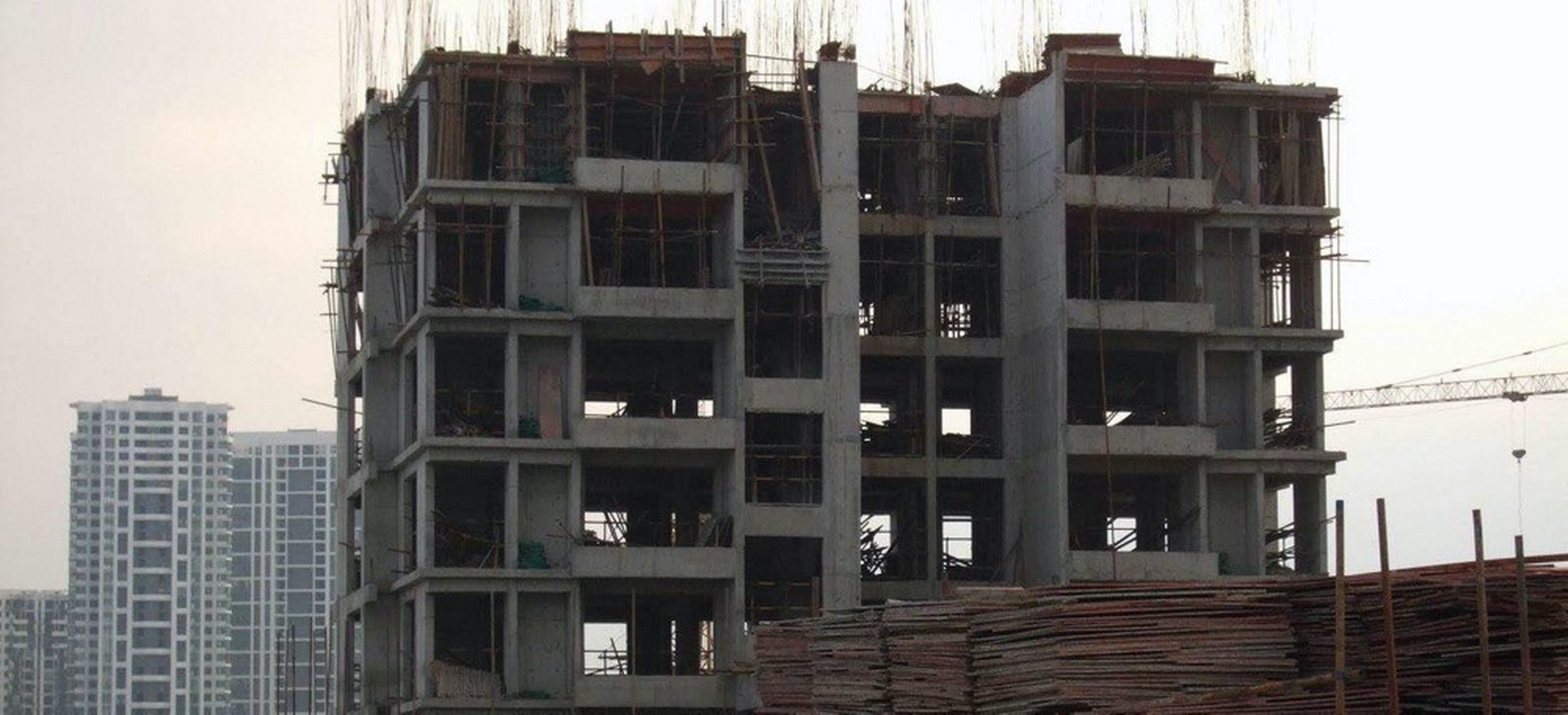 【"烂尾楼之都"南阳:团购房烂尾 整治清零一再延迟】  美丽之都小区