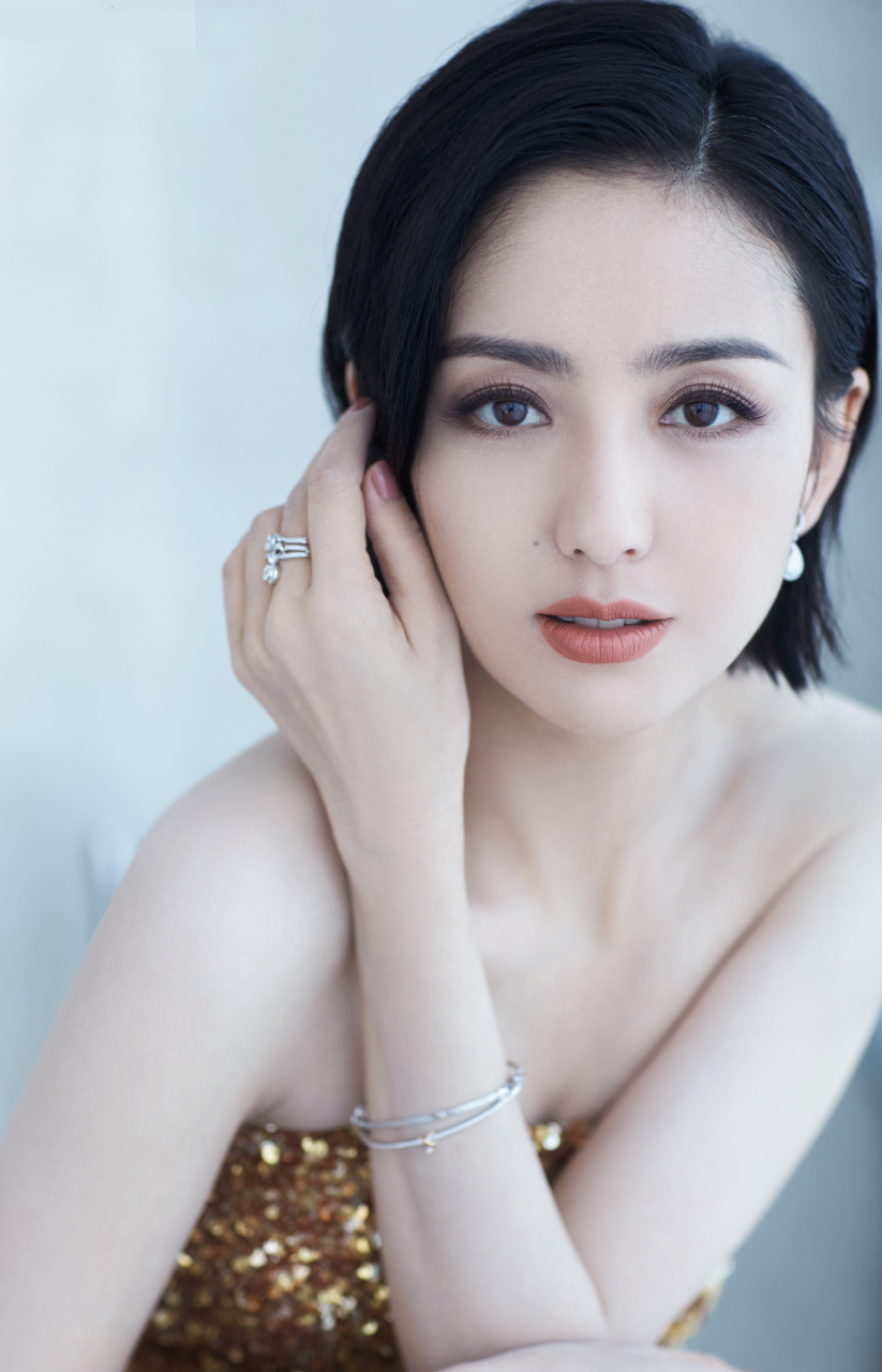 佟丽娅穿金色紧身低胸裙露肩秀胸很有精神,身材纤瘦的女星#娱乐最前沿