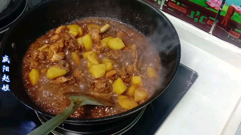 最简单的土豆炖鸡块,鸡肉软烂脱骨,土豆软面咸香,吃美了