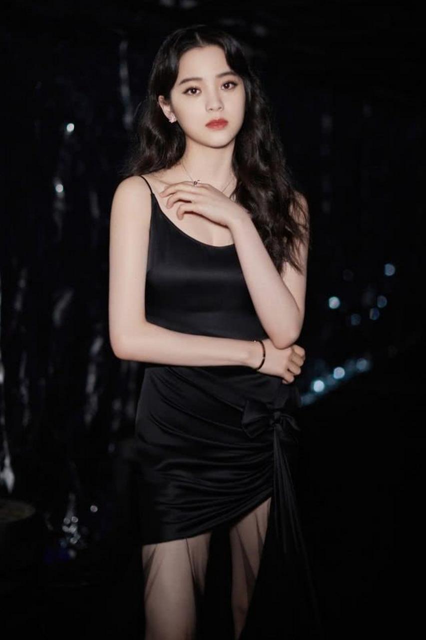 欧阳娜娜比较性感的照片(黑色抹胸裙),尽显青春,靓丽.