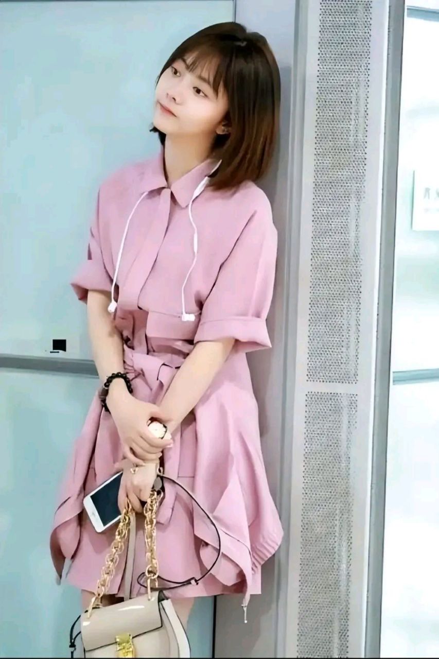 谭松韵[心]身穿粉色连衣裙,脚搭小白鞋,甜美可人,青春靓丽,减龄又时尚