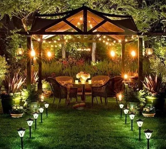 花园庭院灯光设计:巧用太阳能装饰灯,不花电费,提升花园氛围感