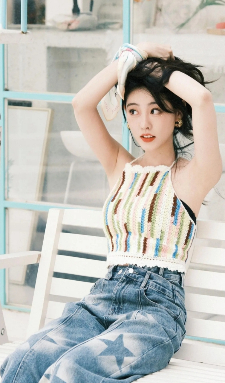 祝绪丹也太美了,短款彩色吊带搭配牛仔裤,青春靓丽,温柔甜美,自在随性