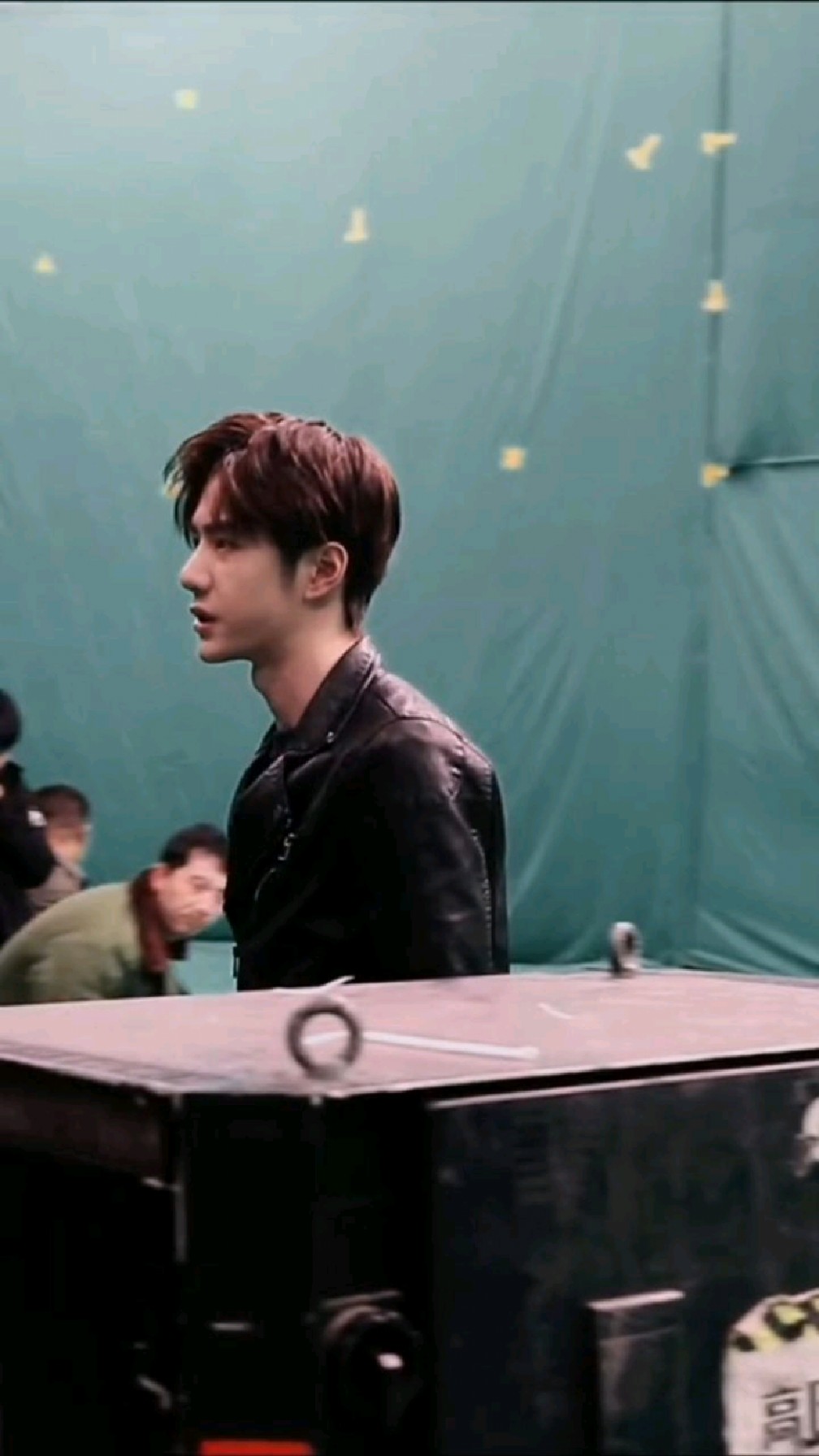 王一博,撩人而不自知,脱衣回头的画面好帅!