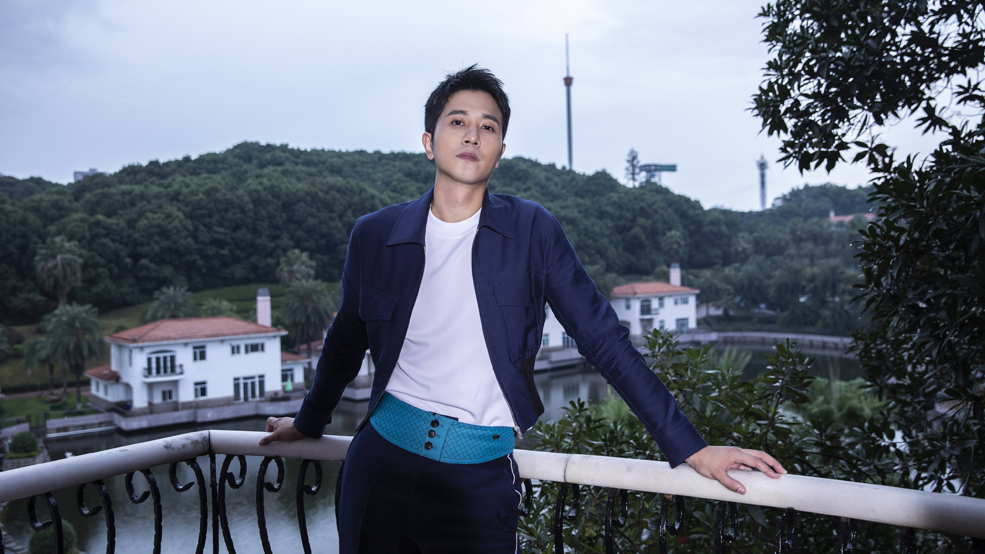 演员彭冠英,在影视剧中多次饰演霸道总裁,来看穿西装的帅哥