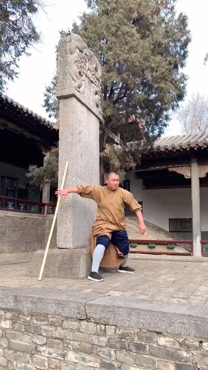 少林武僧表演醉棍,动作行云流水