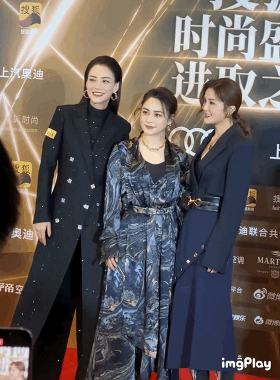 twins和经纪人霍汶希3人一起走红毯,经纪人看上去竟然比twins还更有星