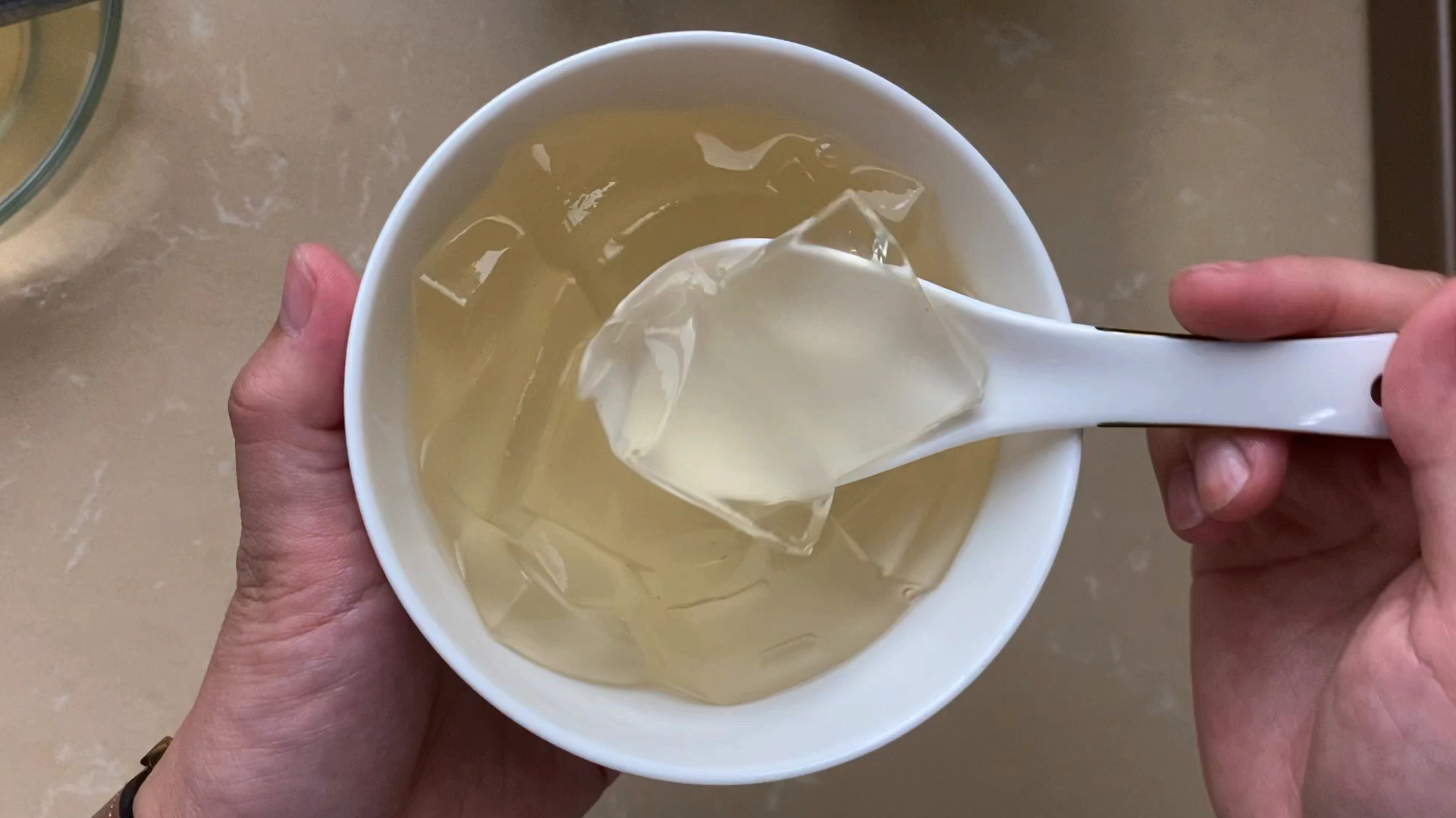 冰糖雪梨菊花茶作出口感Q弹的甜品!清热去火,做法简单
