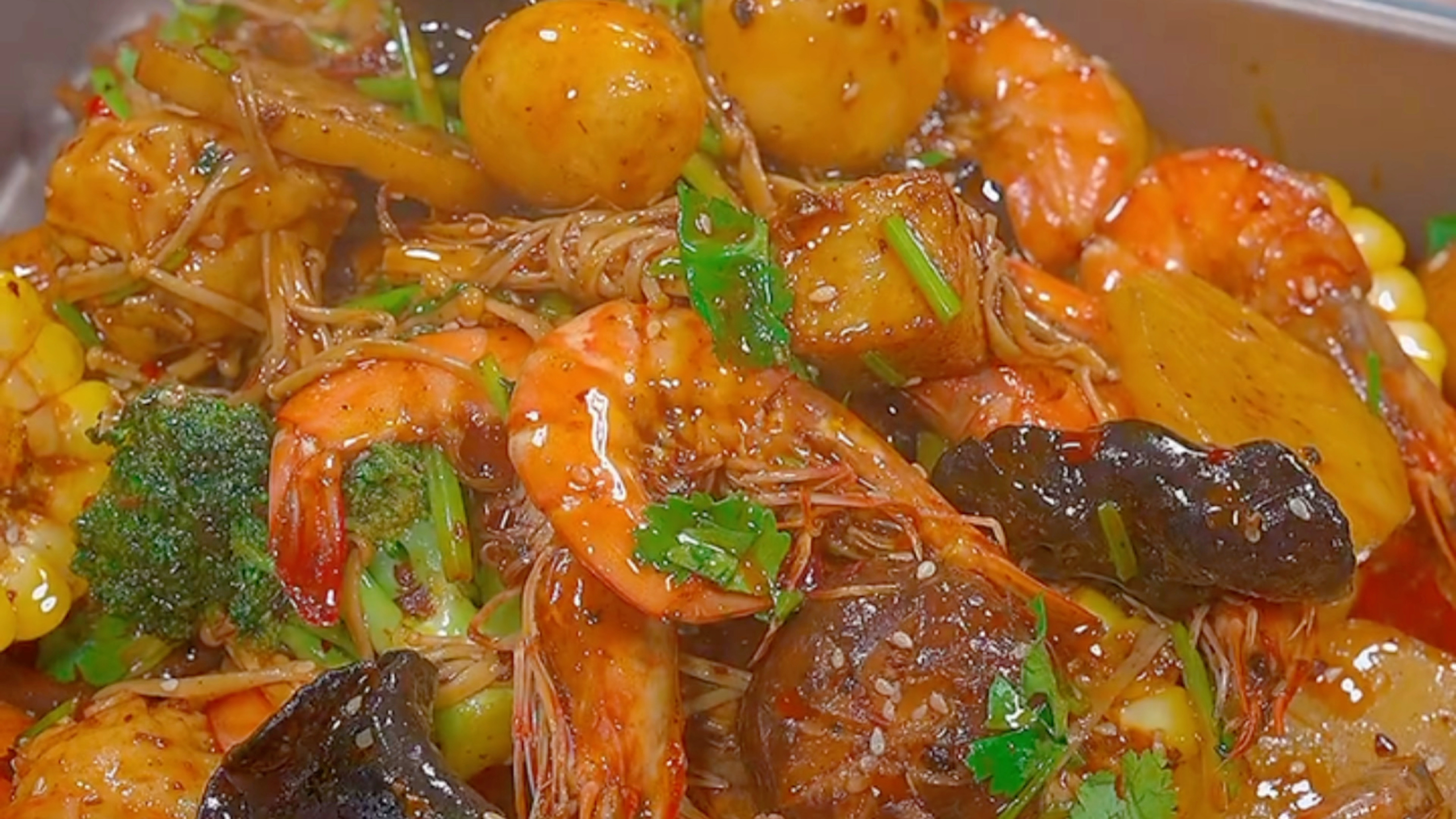 你要是想吃麻辣香锅,就跟我在家做,想吃啥就放啥,真的太好吃了