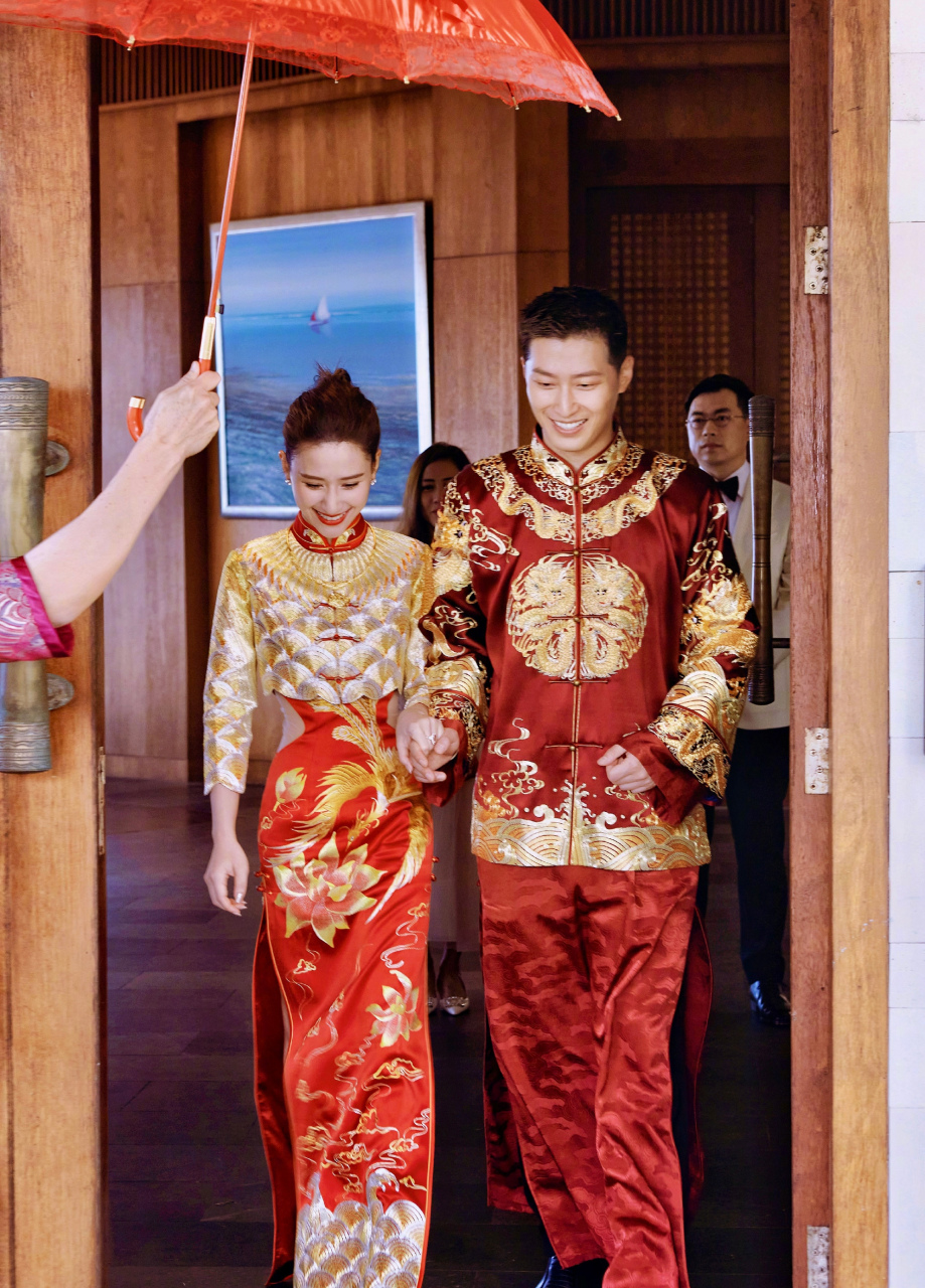 港媒报道何超莲诞下一对龙凤胎,虽然可信度还是蛮高的,但是四月中旬办