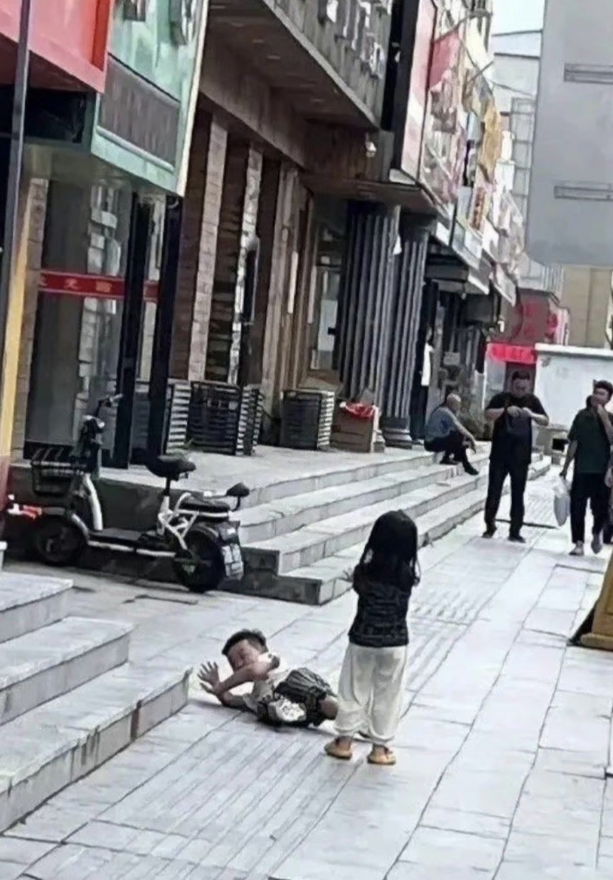 奥特曼起式何其花哨,但终究斗不过以柔克刚的移花接玉掌,惨败收场