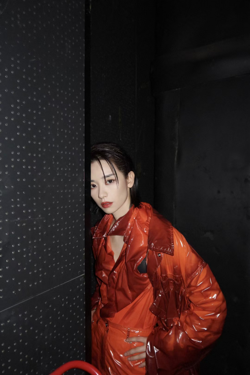 刘雅瑟# |《乘风2023》 7878酷飒红衣造型释出7878