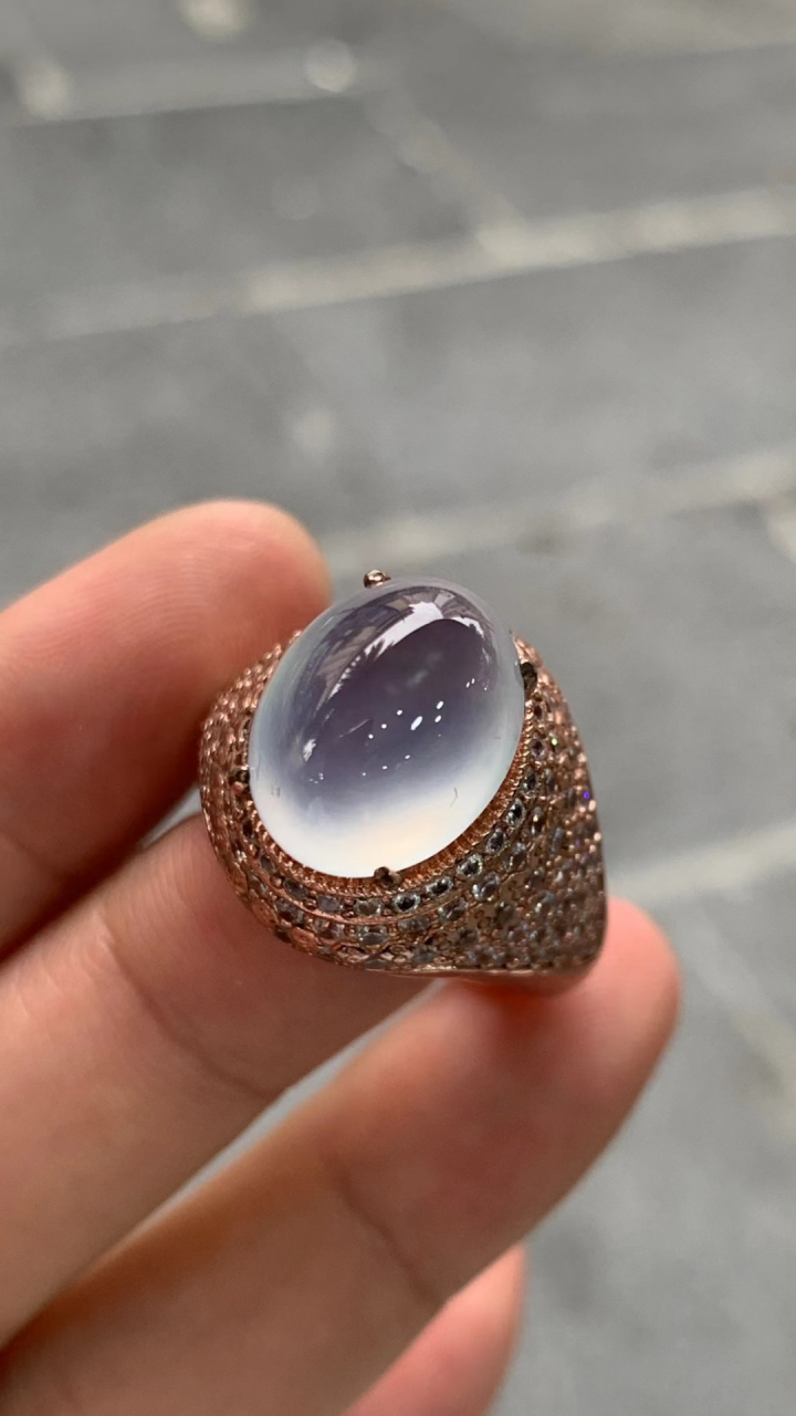 点击头像看直播# #翡翠# 翡翠戒面高冰高透,老坑种起荧光,质地纯净