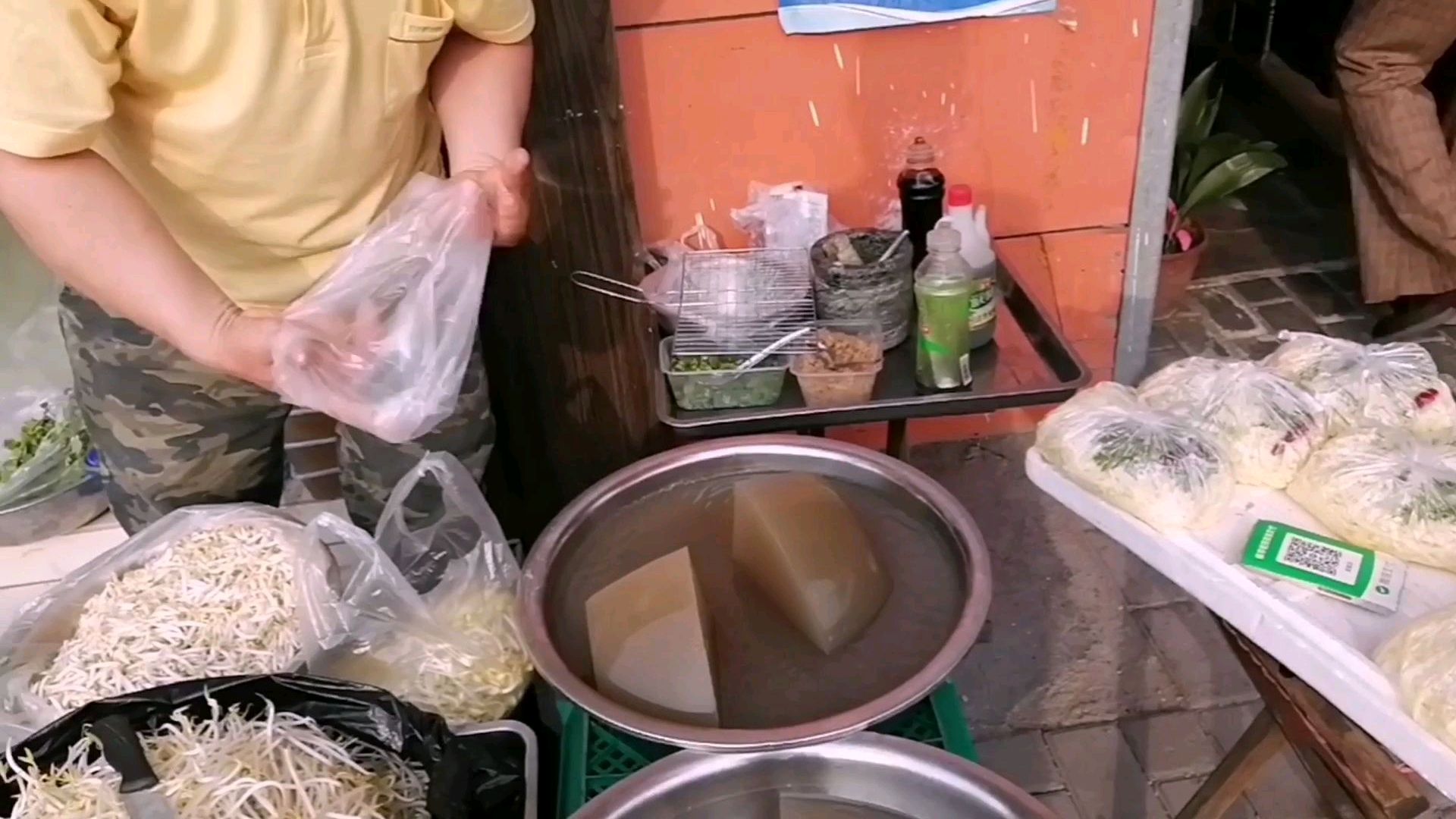 青岛最好吃的凉粉,竟是海里的冻菜做的,地摊现做好馋人!