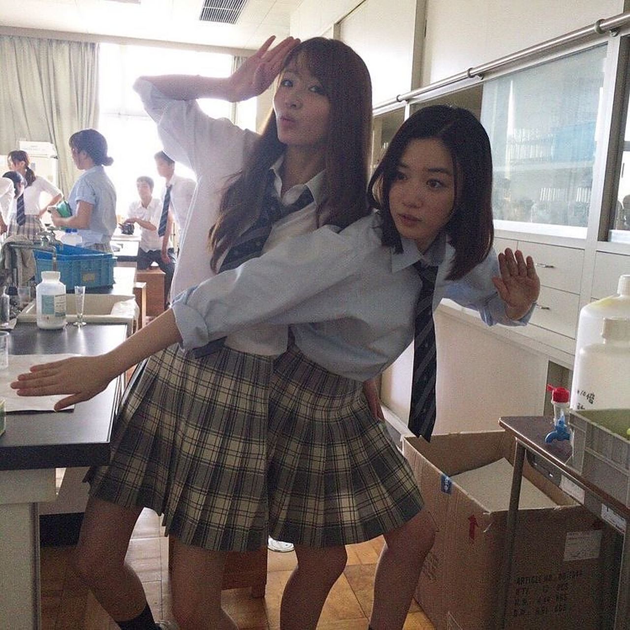 日本的高中生.校服不错,图片中看起来非常的快乐,无忧无虑.