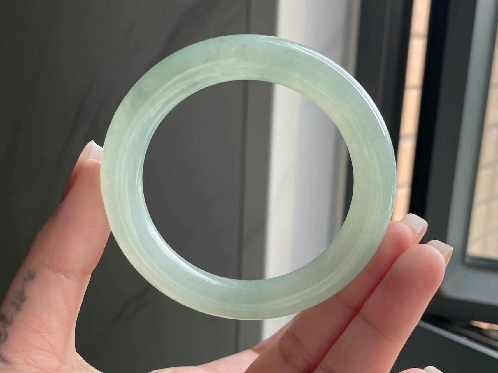 晴底翡翠手镯,胶润感如同果冻一般 圈口:54-58 还有少量同料可定制