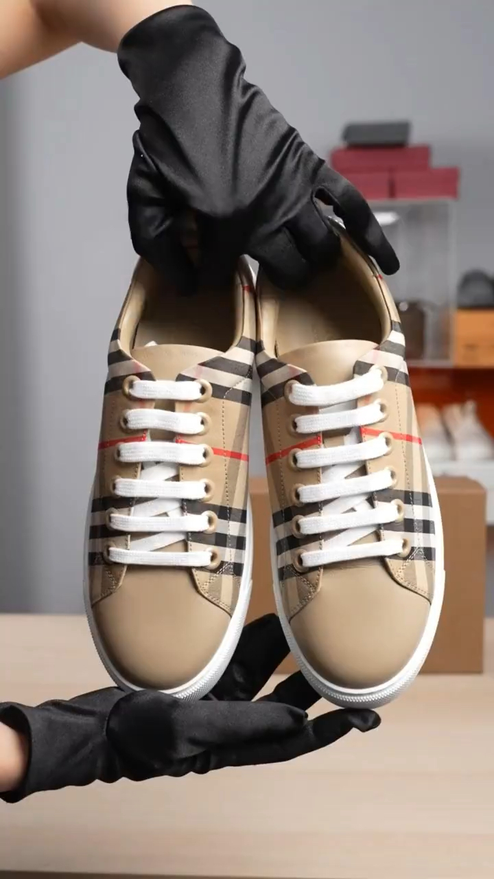巴宝莉格子休闲鞋,这款拼接的设计让鞋子不会显的很沉闷-度小视