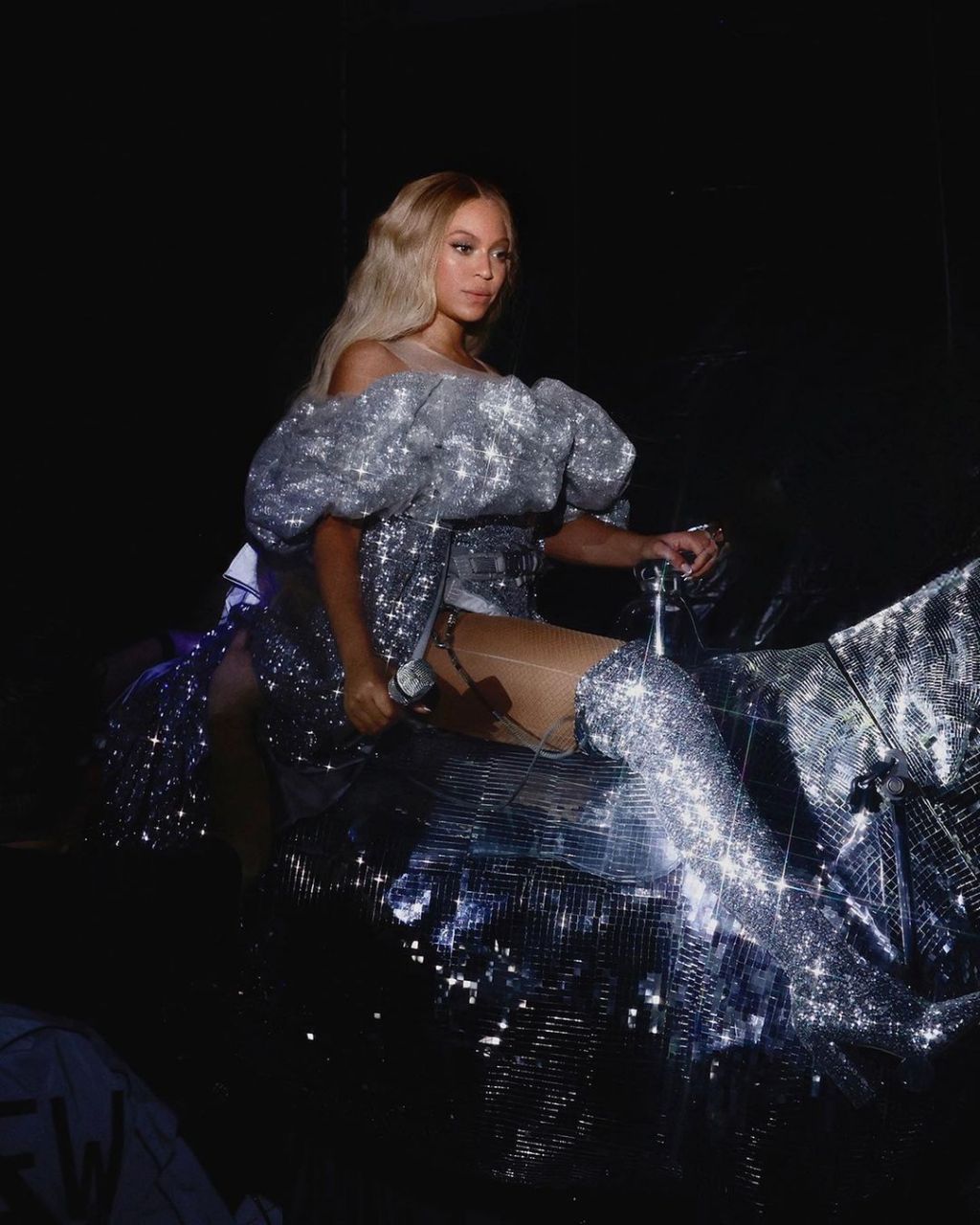 beyonce碧昂丝这套银色亮片造型很惊艳! 碧昂丝骑在银色的马上,像一个