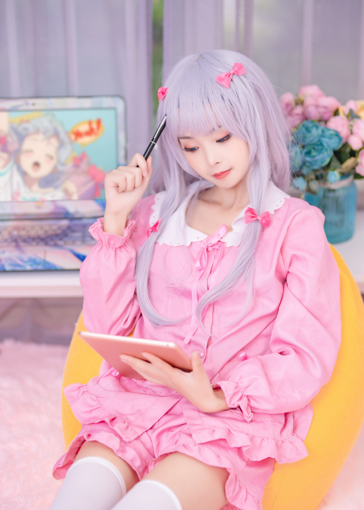穿粉红色睡衣配"白丝"的和泉纱雾,每天不上学,喜欢宅家里画画
