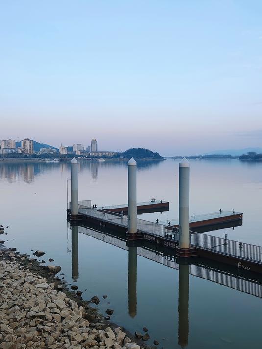 富阳新地标"秦望城市眼",一直延伸到富春江边,同时将新建码头