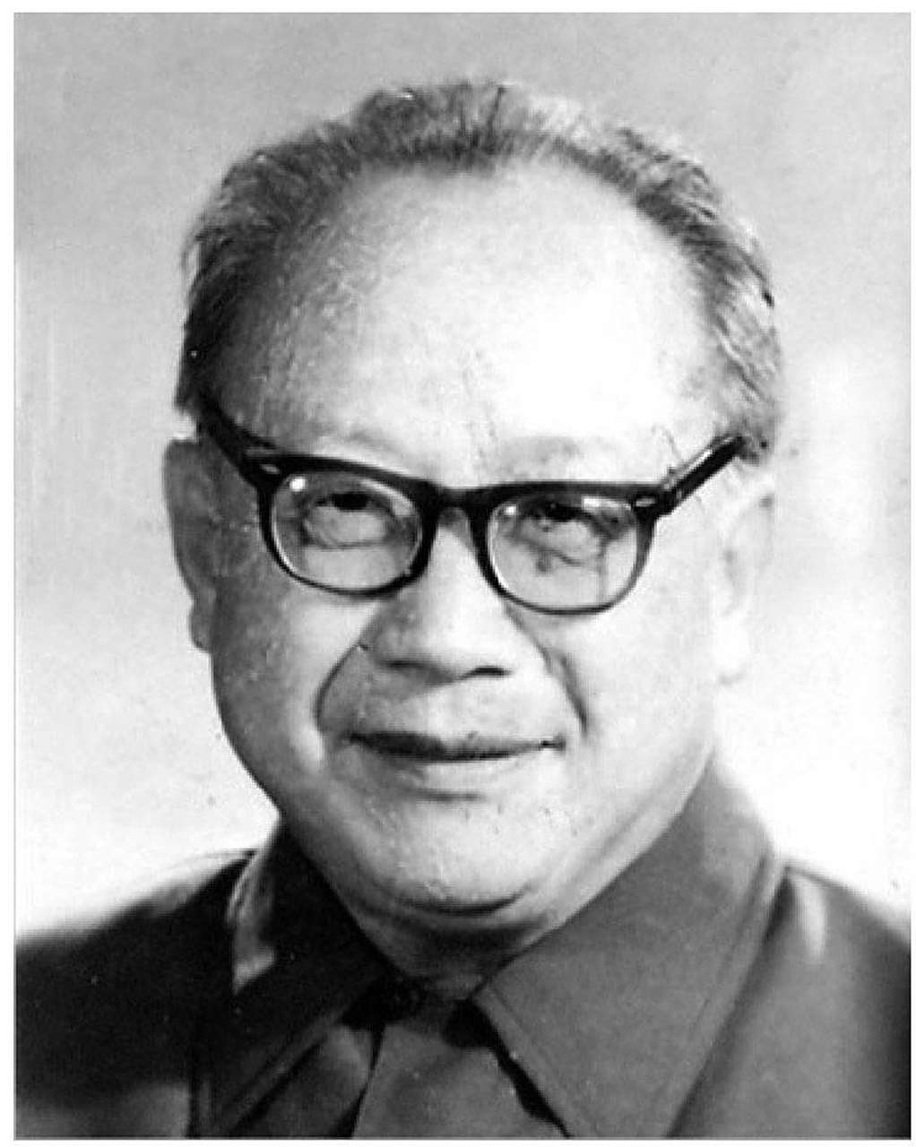 钱伟长出生于江苏省无锡县一个诗书家庭,16岁那年,他的父亲病逝,之后