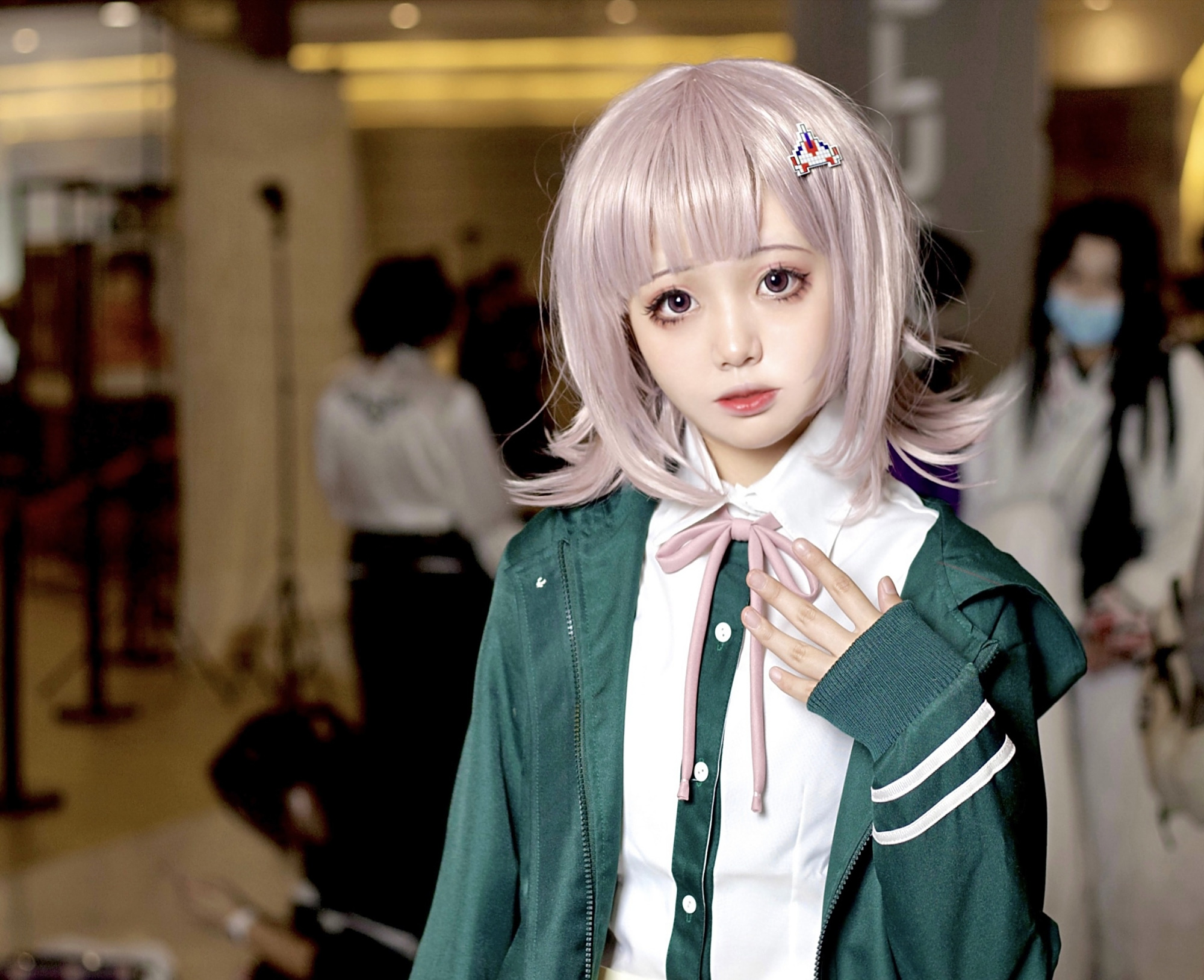 背上粉色小包的七海千秋,被coser小姐姐的可爱治愈了