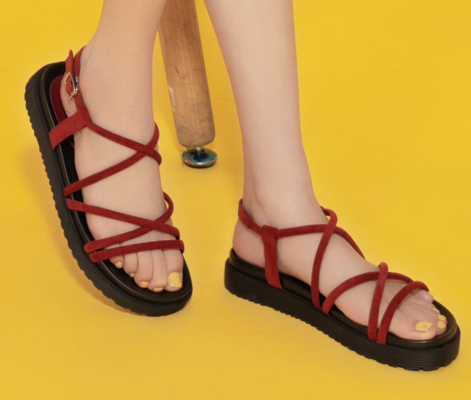 演员章若楠露脚拍摄凉鞋广告,章若楠的脚趾头涂上黄色的指甲油再搭配