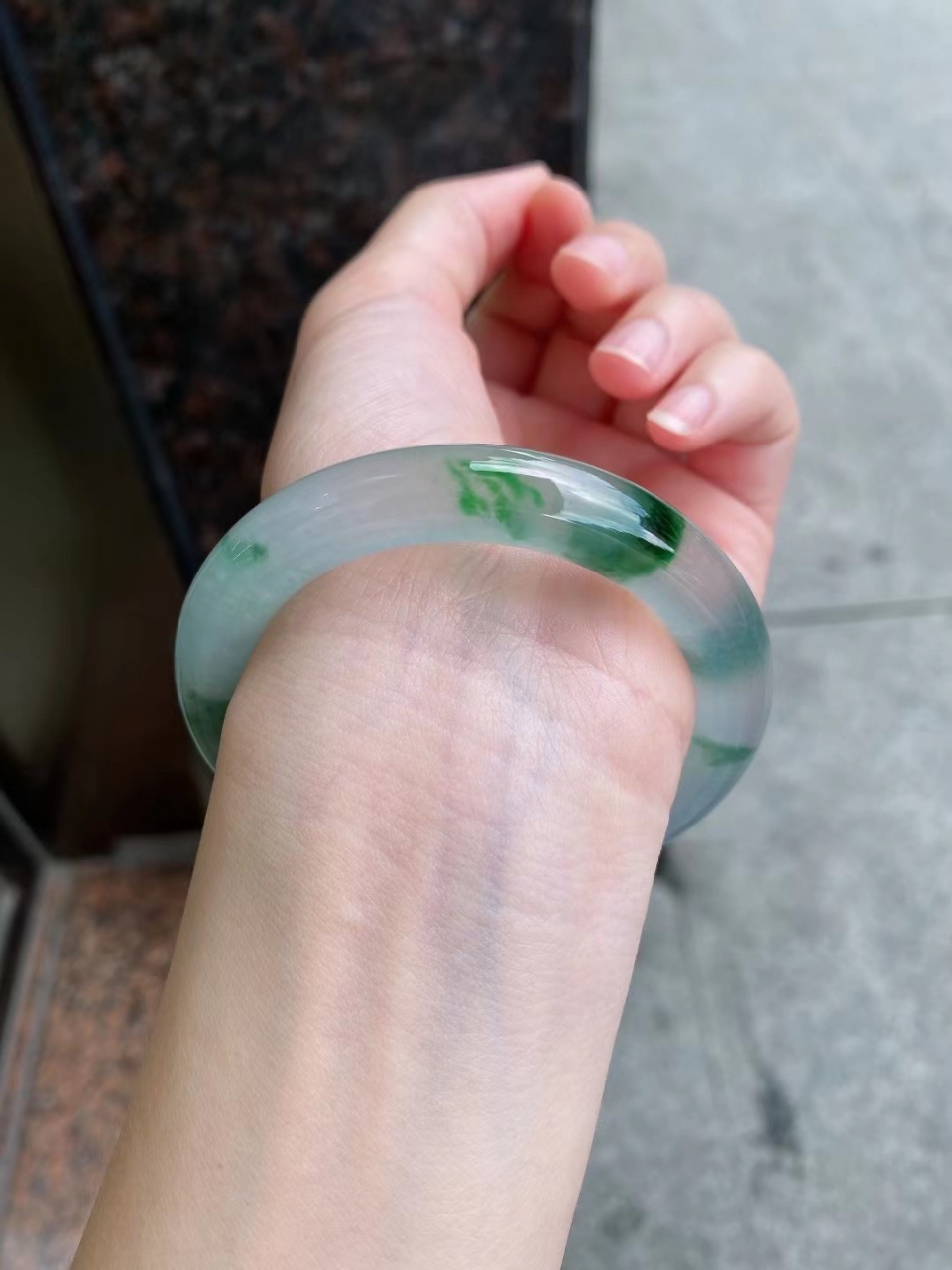 高冰飘水墨绿花圆条手镯,玉质细腻冰透,冰莹剔透