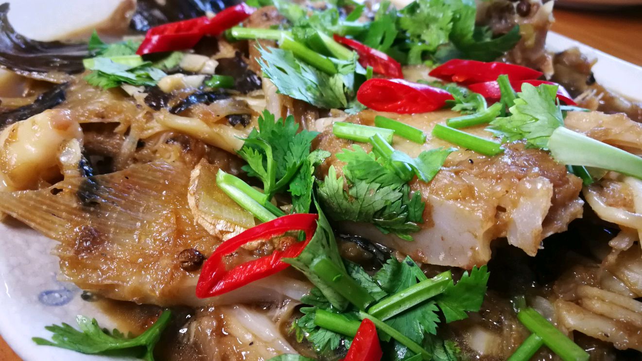 青岛美食达人教你做红烧老板鱼!看看岛城最新鲜便宜的海鲜市场!