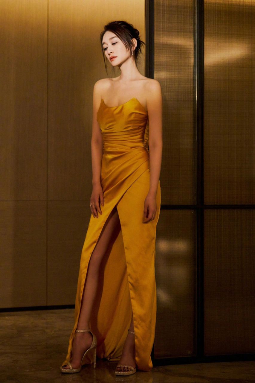 开叉长裙修长美腿,李小冉确实美啊|||李小冉长了一张很标准的美人脸