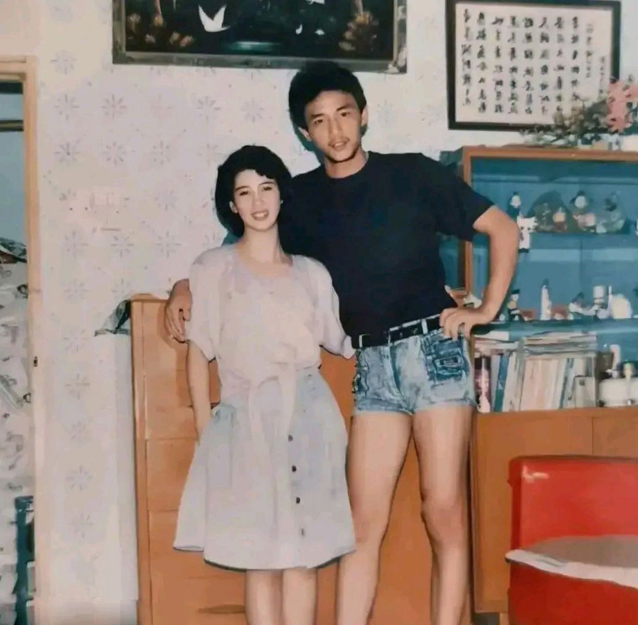 80年代的"小哥哥",穿着当时冬天最时髦的超短热裤!