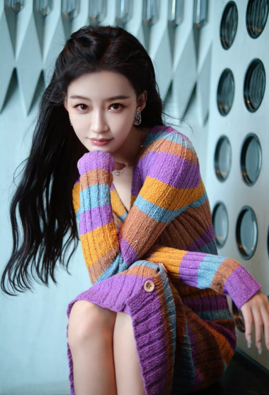 性感优雅,妩媚迷人#孙怡# 雪肤玉貌的容颜,窈窕曼妙的身材,勾人魂魄的