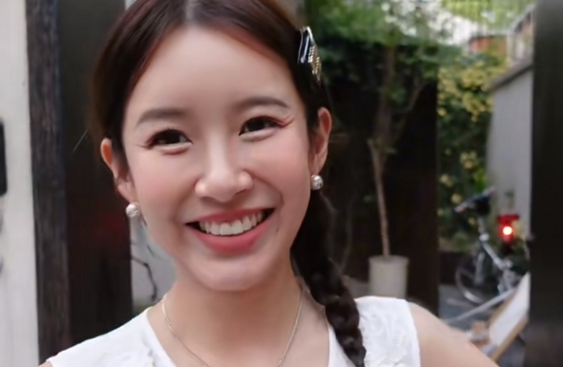 39岁张子萱面对原相机,卧蚕画得好奇怪,笑起来跟眼袋似的,涂了高光就