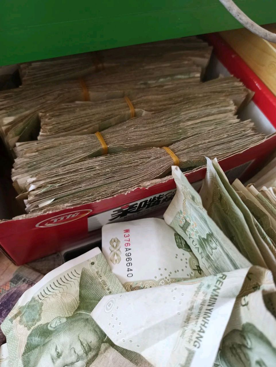 我今天理了一下,我抽屉里面大概有800块钱的一块的纸币,都是一个小伙