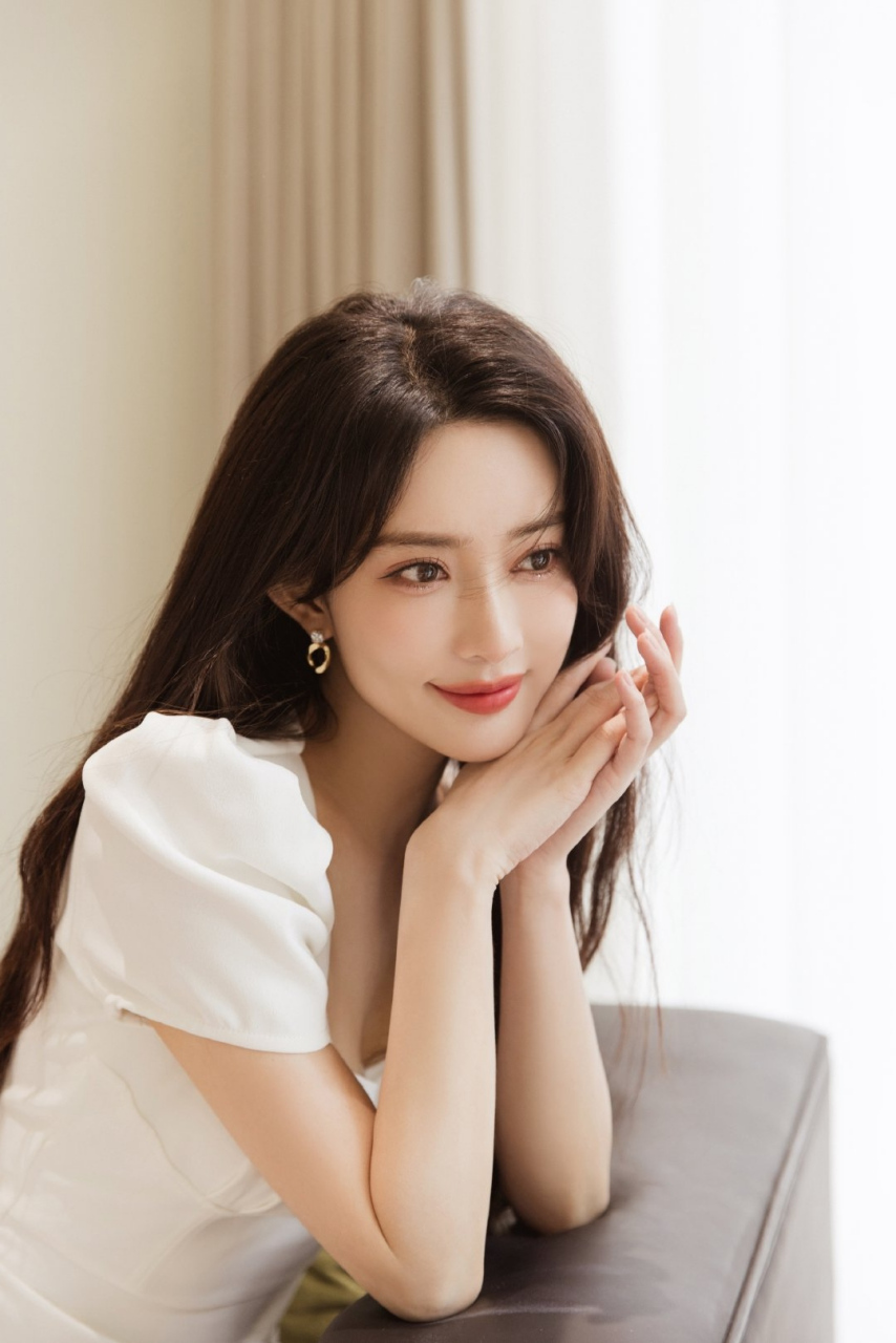 大波浪卷发披肩,肤白貌美的容颜,纤瘦白嫩的大长腿,性感妩媚,风情万种