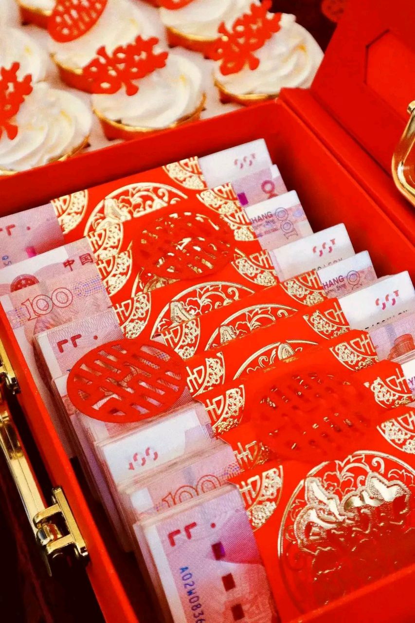 昨天我参加了大表妹的订婚宴,8万8千元的现金彩礼,4万元的订婚三金,很